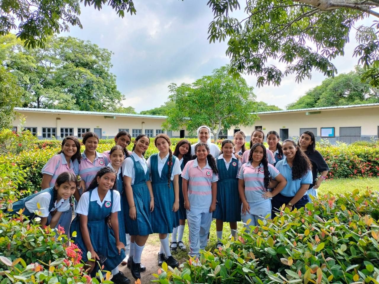 Estudiantes de la Normal en los jardines del campus